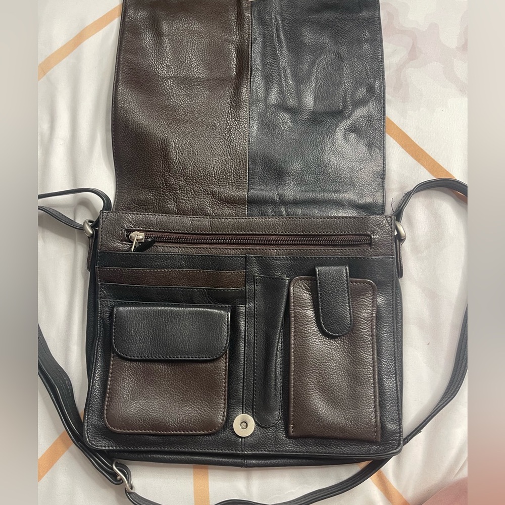 NWOT ILI Genuine Leather Crossbody Organizer